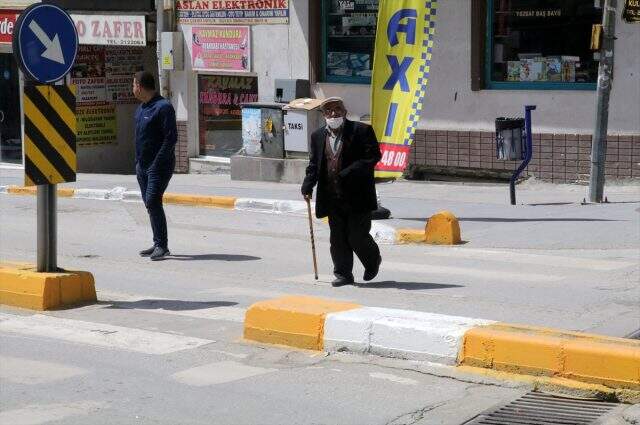 65 yaş üzeri kimseler 2 ay sonra ilk kez sokağa çıktı! İşte o kareler