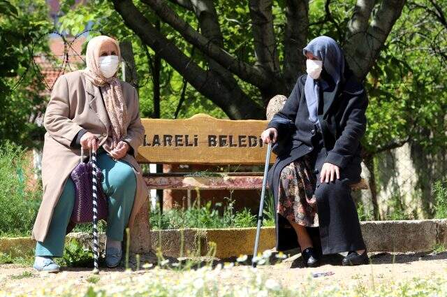 65 yaş üzeri kimseler 2 ay sonra ilk kez sokağa çıktı! İşte o kareler