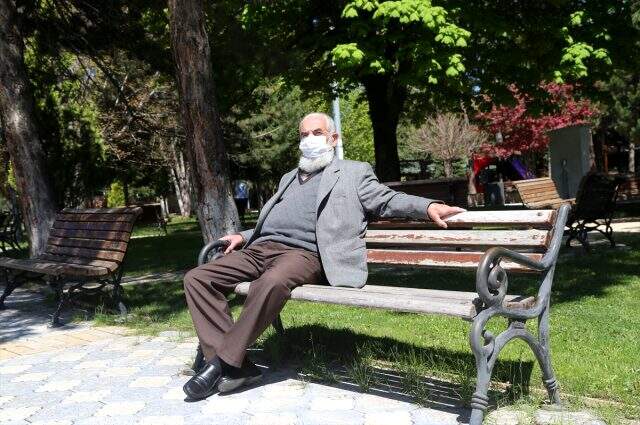 65 yaş üzeri kimseler 2 ay sonra ilk kez sokağa çıktı! İşte o kareler
