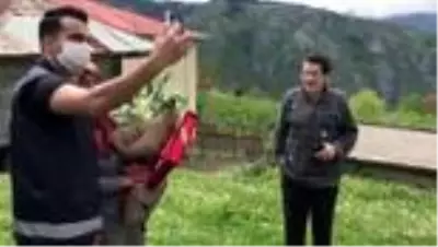 Annesine Büyükşehir Belediye Başkanı Murat Zorluoğlu sayesinde çiçek ulaştırdı Annesine Büyükşehir Belediye Başkanı Murat Zorluoğlu sayesinde çiçek ulaştırdı
