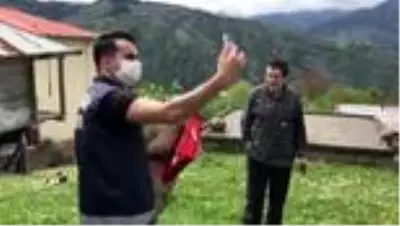Annesine Büyükşehir Belediye Başkanı Murat Zorluoğlu sayesinde çiçek ulaştırdı Annesine Büyükşehir Belediye Başkanı Murat Zorluoğlu sayesinde çiçek ulaştırdı