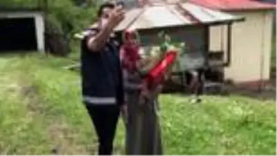 Annesine Büyükşehir Belediye Başkanı Murat Zorluoğlu sayesinde çiçek ulaştırdı Annesine Büyükşehir Belediye Başkanı Murat Zorluoğlu sayesinde çiçek ulaştırdı