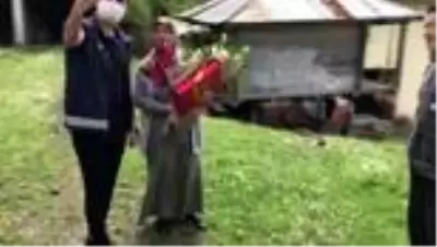 Annesine Büyükşehir Belediye Başkanı Murat Zorluoğlu sayesinde çiçek ulaştırdı Annesine Büyükşehir Belediye Başkanı Murat Zorluoğlu sayesinde çiçek ulaştırdı