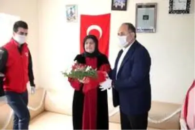 Bakan Selçuk, şehit anneleri ve huzurevindeki büyüklerin Anneler Gününü kutladı Bakan Selçuk, şehit anneleri ve huzurevindeki büyüklerin Anneler Gününü kutladı