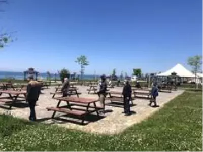 Başkan Tekin Anneler gününde çiçek ve Maske dağıttı Başkan Tekin Anneler gününde çiçek ve Maske dağıttı