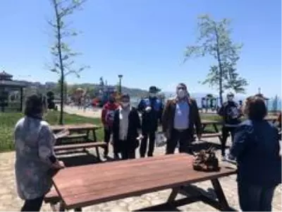 Başkan Tekin Anneler gününde çiçek ve Maske dağıttı Başkan Tekin Anneler gününde çiçek ve Maske dağıttı