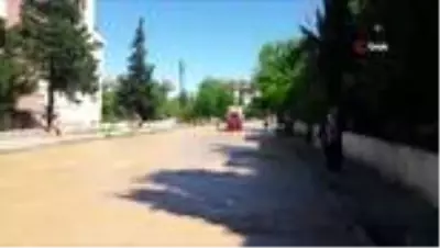 Çocukların patlayan borudan akan suda çamurla oyunu