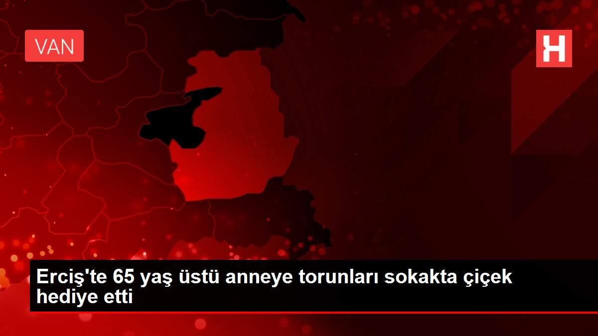 Erciş'te 65 yaş üstü anneye torunları sokakta çiçek hediye etti