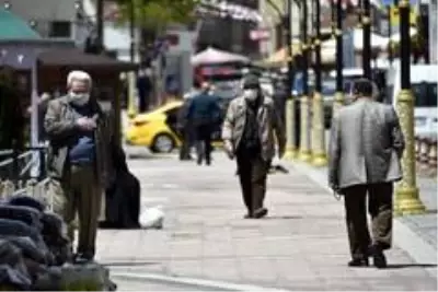 Gümüşhane'de 65 yaş üzeri vatandaşlar çarşıya akın etti