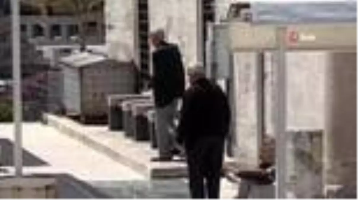 Haftalar sonra sokağa çıktı: 'Kafesten çıkmış kuş gibiyim'