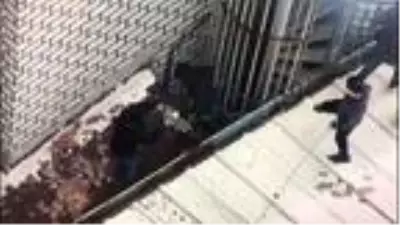 Grup Yorum üyesi İbrahim Gökçek'in cenazesinde yaşanan olaylar kamerada Grup Yorum üyesi İbrahim Gökçek'in cenazesinde yaşanan olaylar kamerada