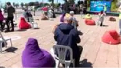 İSTANBUL-50 gün sonra ilk kez dışarı çıktılar 65 yaş üstüne sosyal mesafeli 'Vefa Festivali' İSTANBUL-50 gün sonra ilk kez dışarı çıktılar 65 yaş üstüne sosyal mesafeli 'Vefa Festivali'