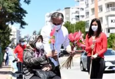 Muratpaşa, kıdemli kent sakinlerini sokakta çiçeklerle karşıladı