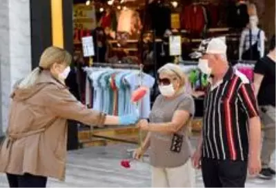 Muratpaşa, kıdemli kent sakinlerini sokakta çiçeklerle karşıladı