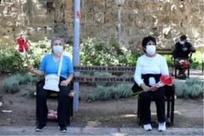 Muratpaşa, kıdemli kent sakinlerini sokakta çiçeklerle karşıladı