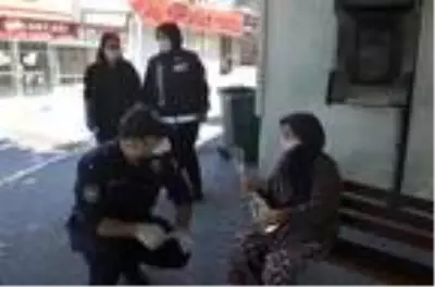 Polisten, sokağa çıkan 65 yaş üstü kadınlara Anneler Günü kutlaması