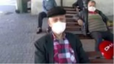 Polisten, sokağa çıkan 65 yaş üstü kadınlara Anneler Günü kutlaması