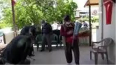 Şehit annesi gözyaşlarına hakim olamadı Şehit annesi gözyaşlarına hakim olamadı