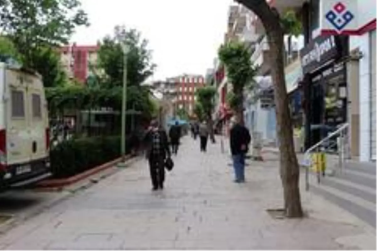 Siirt'te kısıtlama 4 saatliğine kalktı, 65 yaş ve üstü vatandaşlar caddeleri doldurdu