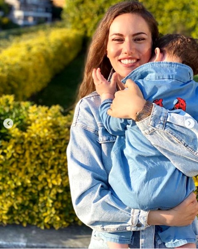 Tatlı sürpriz! Fahriye Evcen'in oğlu Karan'la olan Anneler Günü pozuna beğeni yağdı