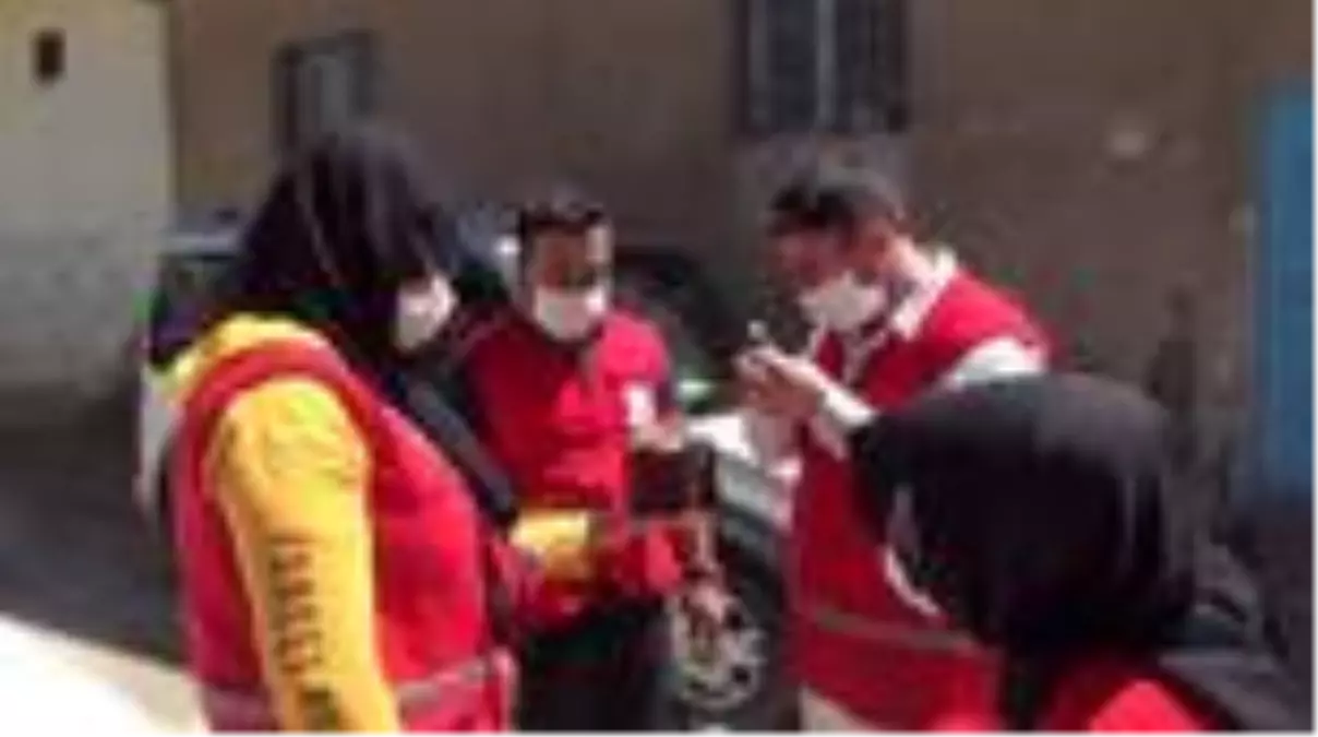 Türk Kızılaydan Şanlıurfa'daki yaşlı kadına Anneler Günü sürprizi