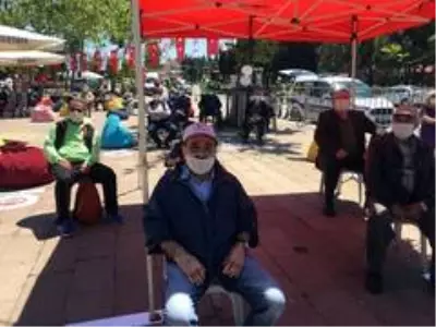 Tuzla'da yaşlı vatandaşlara sosyal mesafeli 'Vefa Festivali' Tuzla'da yaşlı vatandaşlara sosyal mesafeli 'Vefa Festivali'