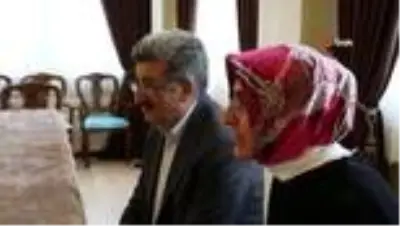 Vali Bilmez ve eşinden şehit annesine sürpriz Vali Bilmez ve eşinden şehit annesine sürpriz