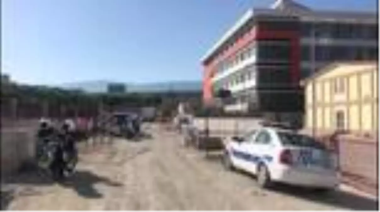 Yıkılan duvarın altında kalan işçi yaralandı