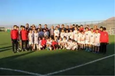 Bülent Uygun'dan Yerköspor Futbol Akademisi'ne övgü Bülent Uygun'dan Yerköspor Futbol Akademisi'ne övgü