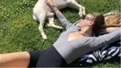 Çimlere uzanıp poz veren Serenay Sarıkaya, 90 bin liralık kombin yaptı Çimlere uzanıp poz veren Serenay Sarıkaya, 90 bin liralık kombin yaptı
