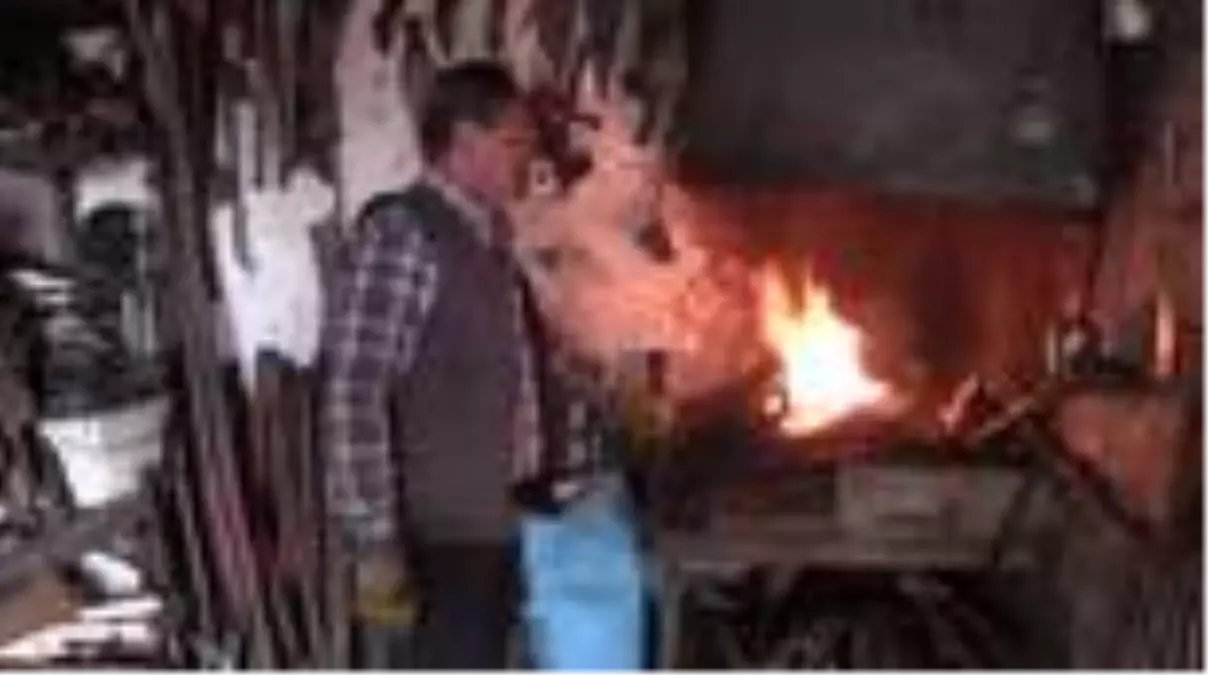 Demirci ustasının Ramazan'da sıcakla imtihanı