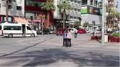 Denizli'de koronavirüs tedbirleri kapsamında maskesiz sokağa çıkmak yasaklandı Denizli'de koronavirüs tedbirleri kapsamında maskesiz sokağa çıkmak yasaklandı