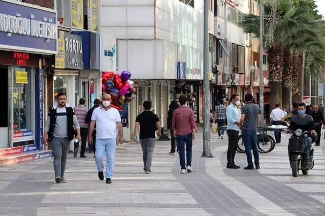 Denizli'de tüm alanlarda maske takmak zorunluluğu getirildi Denizli'de tüm alanlarda maske takmak zorunluluğu getirildi