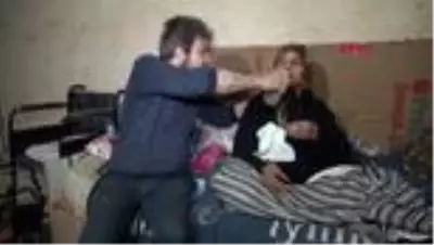 HATAY Bodrum kattaki depoda, felçli ve görmeyen annesine bakıyor HATAY Bodrum kattaki depoda, felçli ve görmeyen annesine bakıyor