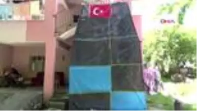 HATAY İskenderun'da gökyüzüne gönderilen 12 metrelik dev uçurtma yere çakıldı HATAY İskenderun'da gökyüzüne gönderilen 12 metrelik dev uçurtma yere çakıldı