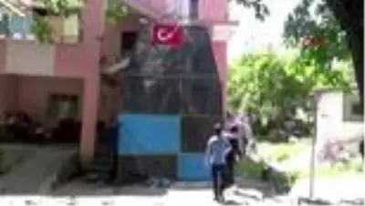 HATAY İskenderun'da gökyüzüne gönderilen 12 metrelik dev uçurtma yere çakıldı HATAY İskenderun'da gökyüzüne gönderilen 12 metrelik dev uçurtma yere çakıldı