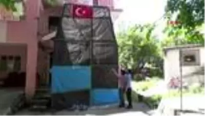 HATAY İskenderun'da gökyüzüne gönderilen 12 metrelik dev uçurtma yere çakıldı HATAY İskenderun'da gökyüzüne gönderilen 12 metrelik dev uçurtma yere çakıldı