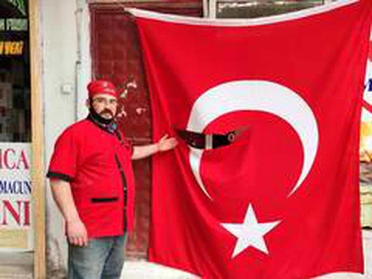 İş yerinde asılı Türk bayrağını yırttılar