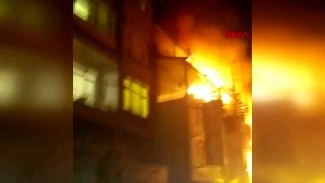 Kadıköy'de yangın çıkan 3 katlı balık restoranı kullanılamaz hale geldi