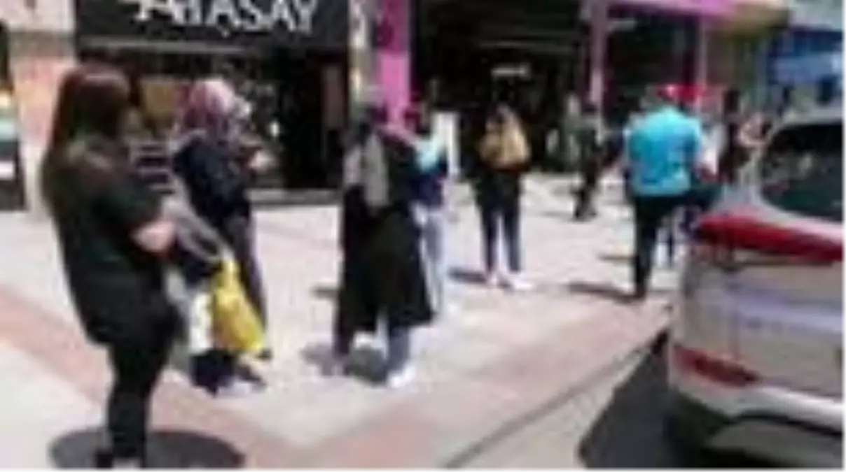 KOCAELİ Sosyal mesafeli indirim kuyruğu