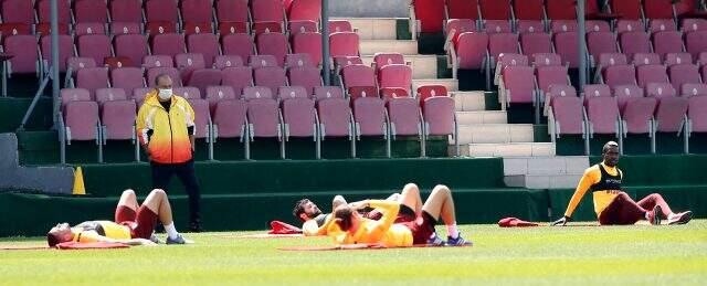 Koronavirüsü atlatan Fatih Terim, takımının başında antrenmana çıktı