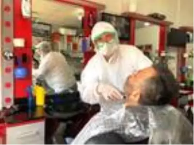 Koruyucu tulum giyip, gözlük ve maske takarak tıraş yaptı
