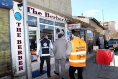 Palandöken Belediyesi berber ve kuaförleri dezenfekte etti Palandöken Belediyesi berber ve kuaförleri dezenfekte etti