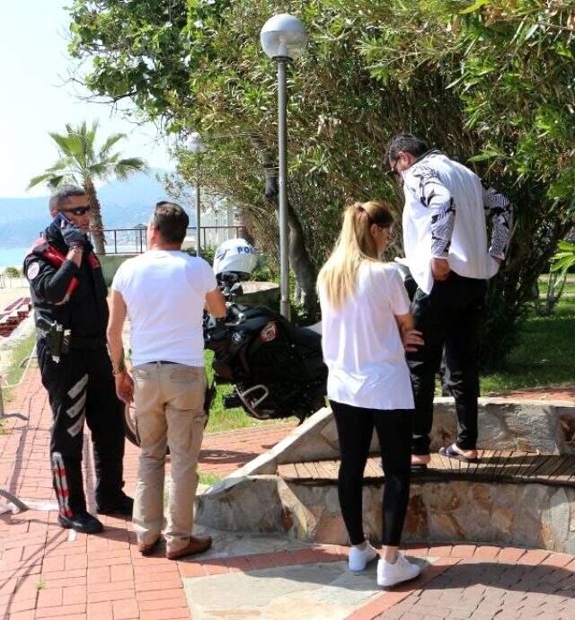 Sahilde güneşlenirken polise yakalanan 3 kişiye para cezası uygulandı.