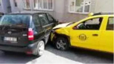 Ticari taksi ile otomobil çarpıştı: 2 yaralı Ticari taksi ile otomobil çarpıştı: 2 yaralı