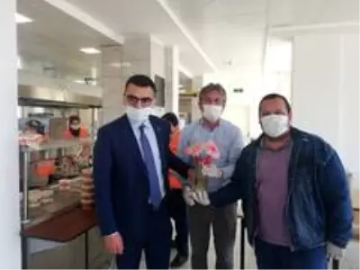 Vefa Sosyal Destek Grubu yemekhanesindeki kadınlar unutulmadı Vefa Sosyal Destek Grubu yemekhanesindeki kadınlar unutulmadı