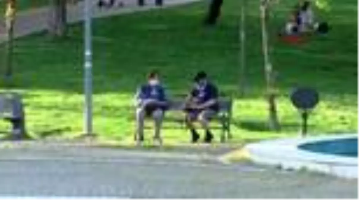 YASAK OLMASINA RAĞMEN PARKLARDAN VAZGEÇMİYORLAR