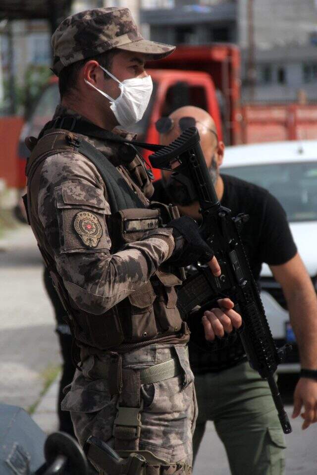 Adana polisi, 400 polisle Çamlıbel Mahallesi'ni uyuşturucu ablukasına aldı