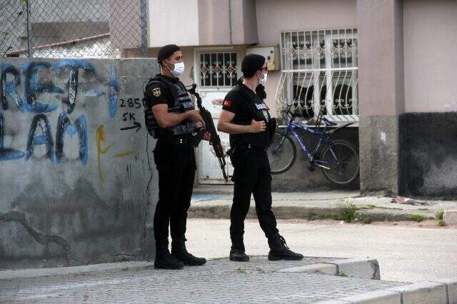 Adana polisi, 400 polisle Çamlıbel Mahallesi'ni uyuşturucu ablukasına aldı