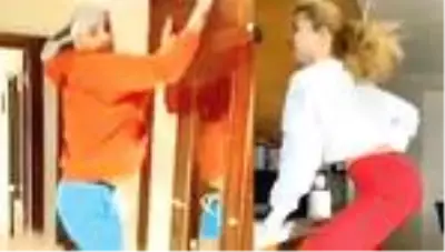 Bartu Küçükçağlayan'dan Burcu Esmersoy taklidi Bartu Küçükçağlayan'dan Burcu Esmersoy taklidi